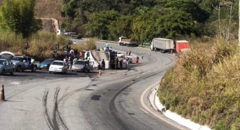 Carga de cerveja é saqueada após motorista morrer em acidente em Minas Gerais